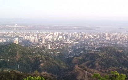 <p><strong>LIGHT TO MODERATE RAINS.</strong> A photo at the mountaintop of Cebu City shows the Metro Cebu tri-cities of Cebu, Mandaue, and Lapu-Lapu in this fair weather afternoon. PAGASA-Mactan chief Alfredo Quiblat Jr. said Cebuanos can expect light to moderate rains throughout the week as a low pressure area entered the Philippine Area of Responsibility on Thursday (May 23, 2024) at 5 a.m. <em>(PNA photo by John Rey Saavedra)</em></p>
