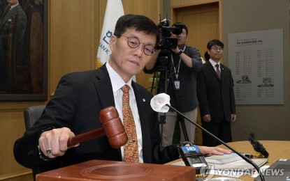 <p><strong>RATE FREEZE</strong>. Bank of Korea Gov. Rhee Chang-yong bangs the gavel to open a Monetary Policy Committee meeting at the central bank in Seoul on Thursday (May 23, 2024). BOK on Thursday kept for the 11th straight session its key rate after noting that inflation remains high and after monetary officials revised upwards the central bank’s growth projection for the domestic economy this year from 2.1 percent to 2.5 percent. <em>(Photo by Yonhap)</em></p>
