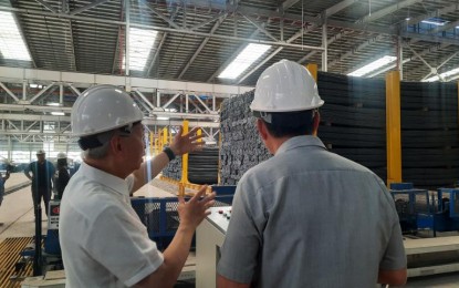 <p><strong>STEEL PRODUCTION</strong>. Trade Secretary Alfredo Pascual (left) visits the SteelAsia Manufacturing Corp.'s plant in Compostela, Cebu on May 23, 2024. SteelAsia is investing PHP65 billion for four new plants in the next three to four years. <em>(PNA photo by Kris M. Crismundo)</em></p>