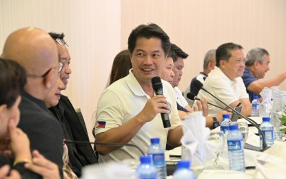 <p><strong>MEETING</strong>. Bacolod City Mayor Alfredo Abelardo Benitez (center), chairperson of the Regional Development Council-Western Visayas, presides over a meeting with legislators, local chief executives, and regional directors of national government agencies ahead of the enactment of the Negros Island Region law at Ayala Malls Capitol Central Function Hall in the city on Monday (May 27, 2024). Benitez said they are now moving in terms of identifying concerns and issues on how to implement the new region. (<em>Photo courtesy of Bacolod City-PIO)</em></p>