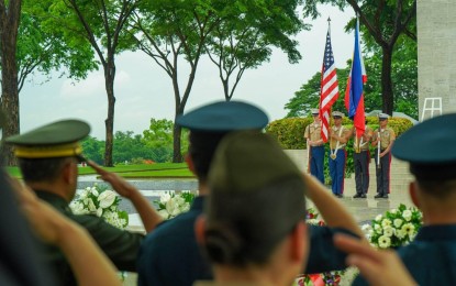 <p><strong>MEMORIAL DAY.</strong> Filipino and American service members render salute during the US Memorial Day rites at the Manila American Cemetery and Memorial on Sunday (May 26, 2024). The Armed Forces of the Philippines and the United States Embassy in Manila honored the valor and sacrifice of the American and Filipino soldiers who fought together during World War II. <em>(Photo courtesy of AFP)</em></p>