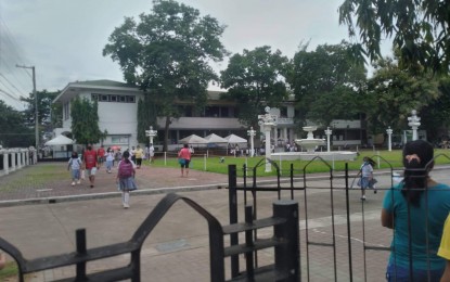 <p><strong>SITE TRANSFER</strong>. Learners of the City Central Elementary School in Dumaguete City, Negros Oriental, make their way to their classes in this undated photo. The city government will acquire a private school that has closed down and is offering it as a new site for the public school.<em> (PNA file photo by Mary Judaline Partlow)</em></p>