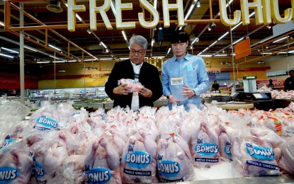 <p><strong>AFFORDABLE MEAT.</strong> Agriculture Undersecretary for Livestock Deogracias Victor Savellano (left) conducts trade checks in three supermarkets in Quezon City on Tuesday (May 28, 2024). He said the public may avail of cheaper pork and chicken at supermarkets amid the spike in prices in public markets. <em>(PNA photo by Ben Briones)</em></p>