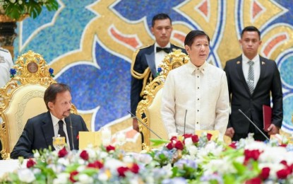 <p><strong>STRENGTHENED TIES.</strong> President Ferdinand R. Marcos Jr. extends his gratitude to His Majesty Sultan Hassanal Bolkiah (seated) during a state banquet at the Istana Nurul Iman, Brunei's Royal residence on Tuesday (May 28, 2024) evening. Marcos is in Brunei for a two-day state visit to strengthen the bilateral relations of the Philippines and Brunei. <em>(Photo from the Presidential Communications Office)</em></p>