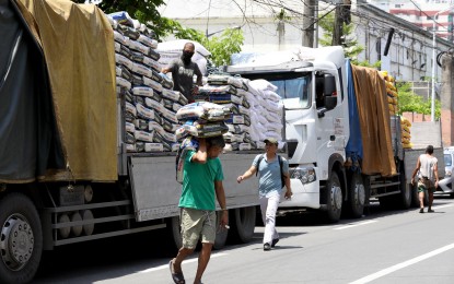 <p><strong>MOST WANTED.</strong> Workers unload sacks of rice from a truck in Dagupan Street, Tondo, Manila on May 30, 2024. President Ferdinand R. Marcos Jr. has issued an Executive Order reducing the tariff rate on imported rice from 35 percent to 15 percent in-quota and out-quota. <em>(PNA photo by Yancy Lim)</em></p>