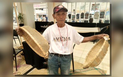 <p><strong>BEST BASKET WEAVER.</strong> Agripino Cabodillo, 77, of Barangay Riverside Upland Famers Association in Isabela, Negros Occidental, with his banban boat baskets, bags the Best in Basket category of the first Balik Salig Awards. The competition, presented by the Association of Negros Producers and the provincial government of Negros Occidental, was part of the four-day event highlighting Negrense-made products held at the Ayala Malls Capitol Central in Bacolod City until Thursday (May 30, 2024). <em>(PNA photo by Nanette L. Guadalquiver)</em></p>