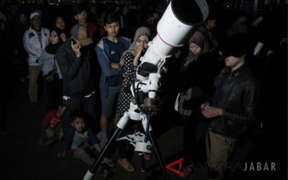 <p><strong>CELESTIAL SHOW</strong>. Residents see space objects through a star telescope during a Dark Sky Night event at Gedung Sate, Bandung, West Java in this undated photo. The event is an education for the community from the West Java Government in collaboration with the National Institute of Aeronautics and Space in welcoming National Space Day and also witnessing the four planets lined up, namely Mars, Saturn, Jupiter, and Venus. <em>(ANTARA West Java/Novrian Arbi).</em></p>