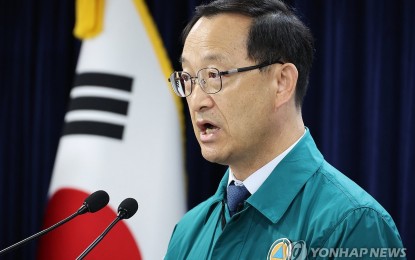 <p><strong>SUPPORT</strong>. Deputy Health Minister Jun Byung-wang speaks during a briefing held in Seoul on Friday (May 31, 2024). The health ministry on Friday said financial support will be given to trainee doctors and that a trial period for reduced working hours will be implemented by February 2026. <em>(Photo by Yonhap)</em></p>