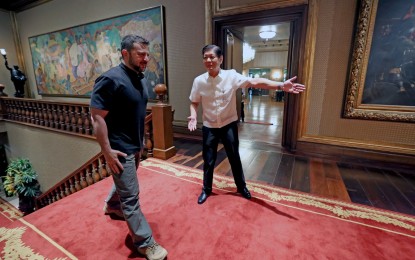 <p><strong>PRESIDENTIAL WELCOME.</strong> President Ferdinand R. Marcos Jr. (right) welcomes visiting Ukrainian President Volodymyr Zelenskyy at the Malacañan Palace in Manila on Monday (June 03, 2024). During their meeting, Zelenskyy conveyed his gratitude to Marcos for the support of the Philippines to Ukraine's sovereignty and for its role in pushing for important United Nations resolutions amid the crisis in Ukraine. <em>(Photo courtesy of Presidential Photojournalists Association)</em></p>