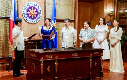 <p><strong>SPECIAL ENVOY</strong>. President Ferdinand R. Marcos Jr. administers the oath of office of Kathryna Pimentel, wife of Senate Minority Leader Koko Pimentel, as the new Special Envoy to the United Arab Emirates for Trade and Investment in Malacañang, Manila on Tuesday (June 4, 2024). After taking her oath, Kathryna Pimentel joined the President and First Lady Liza Araneta-Marcos in welcoming UAE Minister of Foreign Affairs Sheikh Abdullah bin Zayed Al Nahyan. <em>(Presidential Communications Office photo)</em></p>