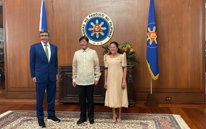 <p><strong>MALACAÑANG VISIT</strong>. President Ferdinand R. Marcos Jr. and First Lady Liza Araneta-Marcos welcome His Highness Sheikh Abdullah bin Zayed Al Nahyan, Minister of Foreign Affairs of the United Arab Emirates, at Malacañang Palace on Tuesday (June 4, 2024). During their meeting, President Marcos and Sheikh Abdullah expressed interest in strengthening the relations between the two countries.<em> (Malacañang Press Corps)</em></p>