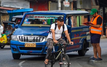 <p><strong>BIKE COUNTS.</strong> Volunteers from concerned agencies join the Bilang Siklista Bicycle Count in 10 areas in Iloilo City on Wednesday (June 5, 2024). The initiative aimed to gather data for crafting policies and advocate for more inclusive and sustainable transportation options, said the city government in a statement. <em>(Photo courtesy of Iloilo City government)</em></p>