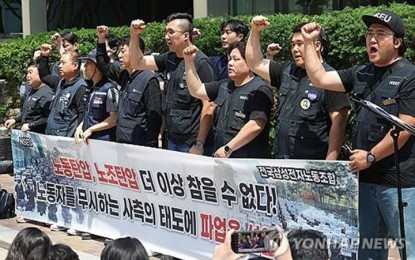 <p><strong>PROTEST.</strong> Unionized workers of Samsung Electronics Co. to stage a walkout on Friday (June 7, 2024) over the issue of wages. Analysts, however, said this would not hurt production.<em> (Anadolu)</em></p>