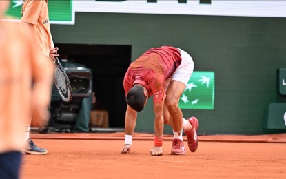 <p><strong>INJURED.</strong> Serbian top seed Novak Djokovic during his match with Argentina's Francisco Cerundolo on Monday (June 3, 2024) at the French Open. Djokovic recently underwent knee surgery after his withdrawal.<em> (Anadolu)</em></p>