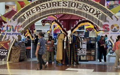 <p><strong>TRAVEL EXPO.</strong> DOT 12 (Soccsksargen) opens the Treasures of SOX travel and trade expo at the Midtown Atrium of Robinsons Place Manila on Friday (June 7, 2024). The event, which runs until June 9, showcases the diverse crafts and tourism destinations of Soccsksargen to attract potential visitors. <em>(PNA photo by Joyce Rocamora)</em></p>