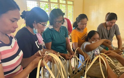<p><strong>PAID TO LEARN.</strong> The women from Looc Romblon hired by the Department of Labor and Employment to undergo training on basket- and handicrafts-making in this undated photo. The government hopes that the women's new knowledge will lead to the establishment of small handicrafts businesses. <em>(Photo courtesy of DOLE-Romblon)</em></p>