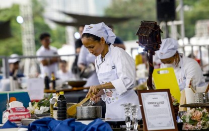 <p><strong>CULINARY PROWESS.</strong> A participant prepares her entry to the cooking competition organized by the government as part of the three-day Independence Day celebrations at Quirino Grandstand in Manila on Monday (June 10, 2024). Participants cooked either adobo (vinegar-braised dish) and pancit (noodles). <em>(PNA photo by Joan Bondoc)</em></p>
