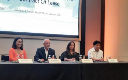 <p><strong>HYPERSCALER</strong>. ENDECGROUP managing director William Johnson (2nd from left) and Tarlac Governor Susan Yap sign the lease contract agreement for the 47-hectare Narra Technology Park at Solaire North, Quezon City on Tuesday (June 11, 2024). The Narra Technology Park will house the country's largest data center with a capacity of 300 megawatts. <em>(PNA photo by Kris M. Crismundo)</em></p>