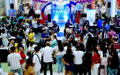 <p><strong>JOB FAIR</strong>. Thousands of jobseekers flock at SM City in San Mateo, Rizal during the Kalayaan (Freedom) Day Job Fair on June 12, 2024. The job fair was a joint project of the Department of Labor and Employment and Public Employment Service Offices of Rizal. <em>(PNA photo by Ben Briones)</em></p>