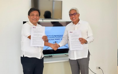 <p><strong>PORT PROJECT DEAL</strong>. Sta. Catalina Mayor Edgar Rapanut (left) and Department of Transportation (DOTr) Undersecretary for Maritime Elmer Francisco Sarmiento shake hands after signing a memorandum of agreement for the Sta. Catalina Port Development Project in Sta. Catalina, Ilocos Sur on Thursday (June 13, 2024). Sarmiento said the project would improve maritime transport, economy and tourism in Ilocos Sur. <em>(Photo courtesy of DOTr)</em></p>