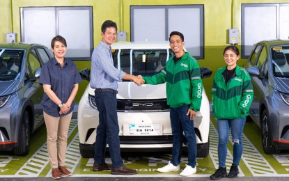 <p><strong>E-VEHICLE STUDY.</strong> ACMobility head of retail and distribution Toti Zara, BYD Cars Philippines sales director Minnie Bustamante, Grab Philippines head of mobility EJ Dela Vega and head of mobility marketplace Clarize Morito (from left) during the ceremonial signing of a partnership between Grab and BYD for the pilot study on the use of electric vehicles as transport network vehicle service on Friday (June 14, 2024). The pilot study seeks to navigate a path toward greener mobility options in the TNVS industry and the cost-effective alternative to conventional combustion-engine vehicles. <em>(Photo courtesy of Grab)</em></p>