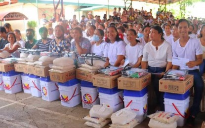 1.6K families near Mt. Kanlaon receive cash aid, relief goods