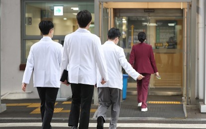 Doctors' group offers to vote on walkout if gov't accepts 3 demands