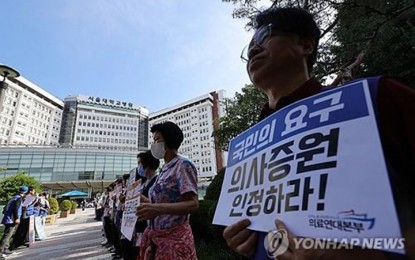 <p><strong>DOCTORS NOT IN</strong>. Unionized workers at Seoul National University Hospital in South Korea stage a demonstration on Monday (June 17, 2024), urging professors to withdraw their walkout. About 55 percent of medical professors, who are against the government’s reforms, are expected to take part in the strike.<em> (Yonhap)</em></p>