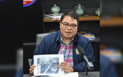 <p><strong>CRACKDOWN.</strong> Metropolitan Manila Development Authority (MMDA) acting chair Romando Artes holding a picture of a utility pole that fell due to a mass of dangling wires in a meeting of the Metro Manila Council (MMC) on Tuesday (June 18, 2024). Artes said the MMC has approved in principle a resolution calling on local government units to pass their ordinances that control the regulation and maintenance of utility lines as well as the removal of wires that are not in use.<em> (Photo courtesy of MMDA)</em></p>