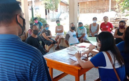 <p><strong>HEALTH PRECAUTION.</strong> Provincial health workers advise residents to wear face masks as a precaution against the spread of flu-like illnesses, during a meeting in Dumaguete City, Negros Oriental in this undated photo. Provincial Health Office chief Dr. Liland Estacion said Tuesday (June 18, 2024) the provincial government is giving out free rapid antigen test kits amid the rise of perceived Covid-19 cases in the province. <em>(PNA file photo by Mary Judaline Paltrow)</em></p>