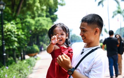 <p><strong>BLISS.</strong> It's bonding time for this father and daughter pair at Rizal Park in Manila on June 15, 2024. The Philippines celebrates Father's Day every third Sunday of June. <em>(PNA photo by Joan Bondoc)</em></p>