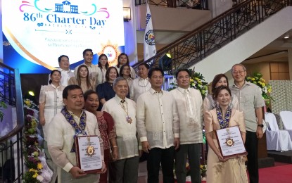 <p><strong>AWARDEES.</strong> Bacolod City Mayor Alfredo Abelardo Benitez (4th from left, 2nd row) and Lone District Rep. Greg Gasataya (3rd from left) with the recipients of the 2024 Ang Banwahanon Award, including  Bryant Lao (left) and Marigold Ponce-Tangco (right). Joining them were past awardees and other city officials during the 86th Charter Day Program held at the Bacolod City Government Center grand lobby Tuesday night (June 18, 2024). <em>(PNA photo by Nanette L. Guadalquiver)</em></p>
