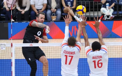 <p><strong>PROLIFIC</strong>. Gyorgy Grover of Germany (No. 9) tries to score against Trevor Clevenot (No. 17) and Daryl Bultor (No. 16) of France during the Volleyball Nations League (VNL) Men's Week 3 at the SM Mall of Asia Arena on Wednesday (June 19, 2024). Grozer finished with 21 points for the Germans, who won the match, 25-23, 25-27, 25-20, 25-23. <em>(Photo courtesy of VNL) </em></p>