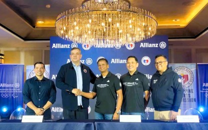 <p><strong>PARTNERSHIP.</strong> Allianz PNB Life chief executive officer Joseph Gross (3rd from right) and Philippine Sports Commission chairman Richard Bachmann (2nd from left) shake hands after signing the memorandum of agreement for the insurance of athletes competing in the 2024 Paris Olympics and Paralympics during the send-off ceremony at the Makati Diamond Residences on Thursday (June 20, 2024). The Olympics will be held from July 26 to Aug. 11 while the Paralympic Games is scheduled from Aug. 28 to Sept. 8. <em>(PNA photo by Jean Malanum)</em></p>