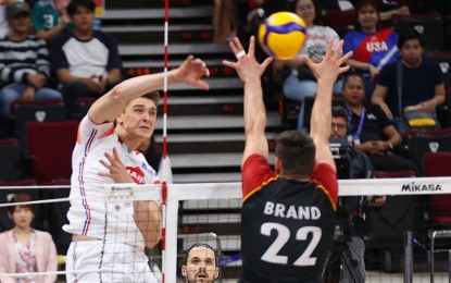 <p><strong>TOP SCORER.</strong> Theo Faure of France (left) against Tobias Brand of Germany in a file photo of the Men's Volleyball Nations League. Faure scored 29 points as France ended its Week 3-Manila stint at Mall of Asia Arena in Pasay City on Sunday (June 23, 2023) with a 25-23, 27-29, 13-25, 25-19, 18-16 win over Brazil. <em>(VNL photo)</em></p>