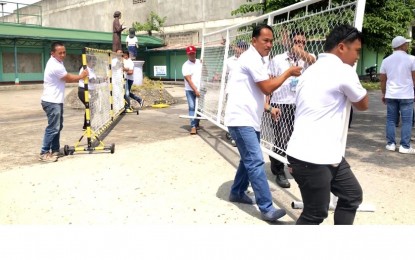 <p><strong>RIGHT OF WAY.</strong> Staff of the Special Enforcement Unit of the Dumaguete City government remove barriers set up by the former Cittadini-St. Louis School, which the city already acquired, on Monday (June 24, 2024). The adjacent St. Louis School-Don Bosco is claiming ownership of the property and refuses to grant road access. <em>(Photo courtesy of Juancho Gallarde)</em></p>