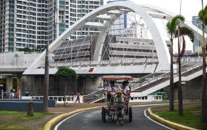 <p><strong>REVIVING THE RIVER.</strong> Local tourists on a kalesa (horse-drawn carriage) go around Intramuros, Manila on Tuesday (June 25, 2024), behind them the stairs with access to the Binondo-Intramuros Bridge. The government's ambitious project “Pasig Bigyang Buhay Muli” envisions the revitalization of the Pasig River, with a look and feel of famous waterways like the Seine in Paris, France or the Chao Phraya in Bangkok, Thailand. <em>(PNA photo by Joan Bondoc)</em></p>