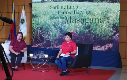 <p><strong>ACCOMPLISHED.</strong> Department of Agrarian Reform 6 (Western Visayas) Director Sheila B. Enciso (left) says during the Kapihan sa Bagong Pilipinas on Tuesday (June 25, 2024) that the office is trying to complete the awarding of land to the remaining agrarian reform beneficiaries (ARBs) within the term of President Ferdinand R. Marcos Jr. She noted that since 1972, they have distributed 428,418 hectares to ARBs in the region. <em>(PNA photo by PGLena)</em></p>