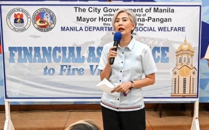 <p><strong>AID TO FIRE VICTIMS.</strong> Manila Mayor Honey Lacuna speaks during the distribution of financial aid to fire victims in Tondo district on Wednesday (June 26, 2024). Each of the 203 affected families got a financial aid of PHP10,000. <em>(Photo courtesy of MACHRA)</em></p>