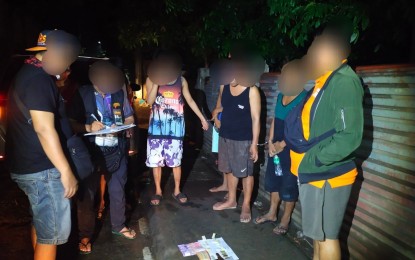 <p><strong>ANTI-VICE.</strong> Policemen inventory the contraband seized from six participants of an illegal gambling activity in San Juan village in Taytay at dawn on Thursday (June 27, 2024). A gun and narcotics were found on two of the suspects. <em>(Photo courtesy of Rizal Provincial Police Office)</em></p>