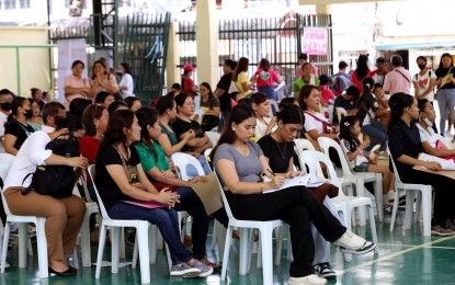 <p><strong>JOB SEEKERS.</strong> Job seekers troop to the barangay job fair at the Juan Sumulong School covered court in Pasay City on June 28, 2024. The Department of Labor and Employment (DOLE) on Thursday (Aug. 8) said robust economic growth has contributed to the lower unemployment rate in June. <em>(PNA photo by Yancy Lim)</em></p>