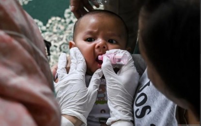 <p><strong>VACCINATION</strong>. A health worker administers rotavirus vaccine to an infant in Tangerang, Banten, Indonesia on April 24, 2024. Prima Yosephine, the director of Immunization Management at the Ministry of Health, on Sunday (June 30) said administration of double immunization at one time is safe. <em>(Antara/ulthony Hasanuddin)</em></p>