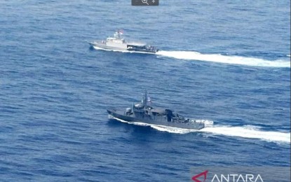 <p><strong>JOINT PARTROL</strong>. The Indonesian and Philippine navies conduct a joint patrol in their maritime border of Sulawesi and Mindanao waters on June 27, 2024. The annual activity aims to strengthen measures against cross-border threats, Fleet Command II spokesperson Col. Widyo Sasongko said on Friday (June 28, 2024) <em>(ANTARA/HO-Dinas Penerangan Komando Armada II TNI AL)</em></p>