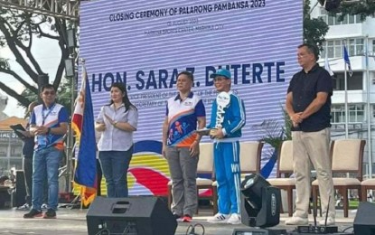 <p><strong>PALARONG PAMBANSA.</strong> Department of Education Western Visayas Regional Director Ramir Uytico (fourth from left) receives the second place trophy from Vice President Sara Duterte (third from left) during the closing ceremony of the 2023 Palarong Pambansa in Marikina City. This year, the region is aiming for the gold, said DepEd information officer Hernani Escullar Jr. in an interview on Monday (July 1, 2024). <em>(File photo courtesy of Ramir Uytico FB page)</em></p>