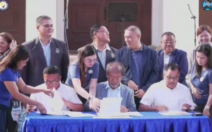 <p><strong>ENVIRONMENTAL PROTECTION.</strong> Representatives of Misamis Oriental and the Department of Environment and Natural Resources-Northern Mindanao sign a memorandum of agreement on Monday (July 1, 2024) for the hiring of additional staff to safeguard the province's natural protected areas. Part of the agreement is for the provincial government to allocate at least PHP5 million as cash assistance. <em>(Photo courtesy of MisOr-PIO)</em></p>
