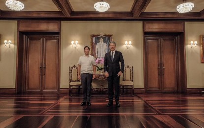 <p><strong>PH-MALAYSIA BILATERAL RELATIONS.</strong> President Ferdinand R. Marcos Jr. (left) welcomes Malaysian Foreign Minister Dato’ Seri Utama Haji Mohamad Bin Haji Hasan at Malacañang Palace in Manila on Monday (July 1, 2024). The two leaders discussed the bilateral relations between the Philippines and Malaysia, and important regional issues. <em>(Photo courtesy of PPA Pool)</em></p>