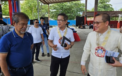 <p><strong>DIGITAL ROADMAP.</strong> Anti-Red Tape Authority Secretary Ernesto Perez (center) meets with Misamis Oriental Governor Peter Unabia (left) and Manticao Mayor Stephen Tan in Manticao on Tuesday (July 2, 2024). Perez awarded three local government units, including Manticao, for successfully implementing the electronic Business One-Stop Shop program. <em>(PNA photo by Nef Luczon)</em></p>