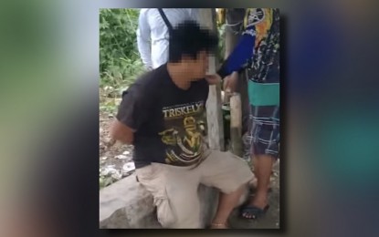 <p><strong>UNDER PROBE.</strong> Police officers in Dueñas, Iloilo arrest a drug suspect, alias 'Atan' in a buy-bust on June 29, 2024. The PNP on Tuesday (July 2, 2024) said it is now investigating allegations of evidence planting by the town's police officers during the operation. <em>(Photo courtesy of DYRI RMN Iloilo)</em></p>