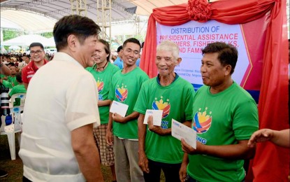 <p><strong>ASSISTANCE.</strong> President Ferdinand R. Marcos Jr. with some of the recipients of the Presidential Assistance to Farmers, Fisherfolk and Families worth PHP10,000 each during his visit to Bacolod City on June 27, 2024.  The Department of Social Welfare and Development on Tuesday (July 2) listed a total of 8,929 beneficiaries from Negros Occidental. <em>(Photo courtesy of Albee Benitez Facebook)</em></p>