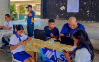 <p><strong>SSS REGISTRATION. </strong>Senior high school students of the Victorias National High School in Negros Occidental learn how to apply for a social security number using the Social Security System Mobile App with assistance from Victorias City branch staff in this photo shared Tuesday (July 2, 2024). In Negros Island, the SSS is eyeing the social security coverage of nearly 3,000 graduating senior high and college students from various educational institutions. <em>(Photo courtesy of SSS Visayas West 1 Division)</em></p>